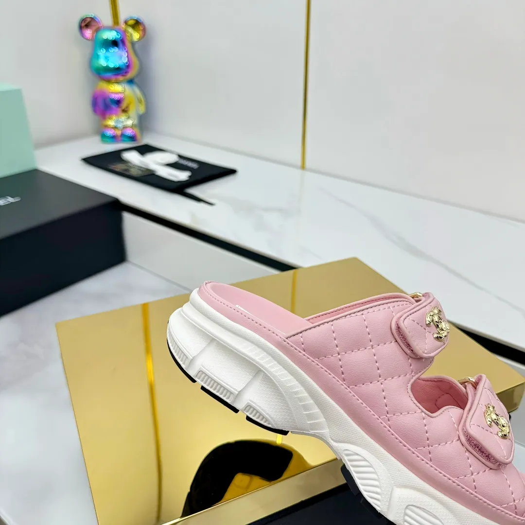 👟👟Ex-factory price 660👟👟 Top version... Chanel｜Chanel Xiaoxiang Velcro Beach Slippers Slippers Casual Beach Shoes 25ss Spring and Summer New Style! Beach shoes are a hit all over the internet! The latest model from the counter, I am still willing to buy it on my feet. It must be ranked among the most popular models. It is invincible in all seasons. Various bloggers and Internet celebrities can see the matching styles. Highly recommended. Pearlescent sheepskin upper, sheepskin lining, suede for the feet. Original open-molded TPU outsole size: 35-40 (customized for 40 and 41). Full set of original packaging 👉 👉